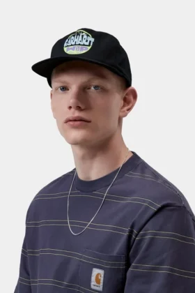 Gorra con etiqueta de equipaje