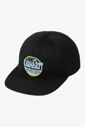 Gorra con etiqueta de equipaje