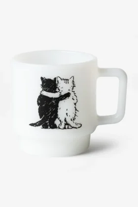 Taza de cristal con gatos abrazados